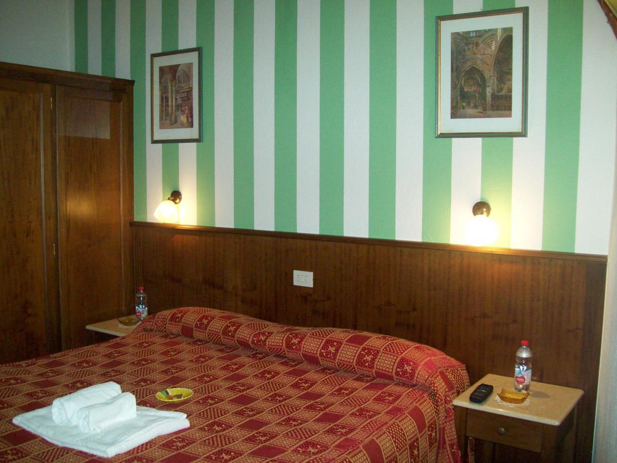 Hotel Excalibur Revello Exterior photo